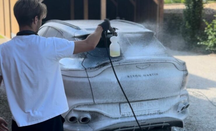 Expert Washello nettoyant une voiture à domicile