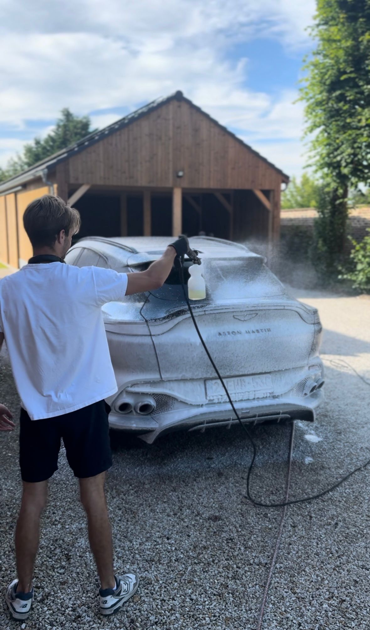 Expert Washello nettoyant une voiture à domicile